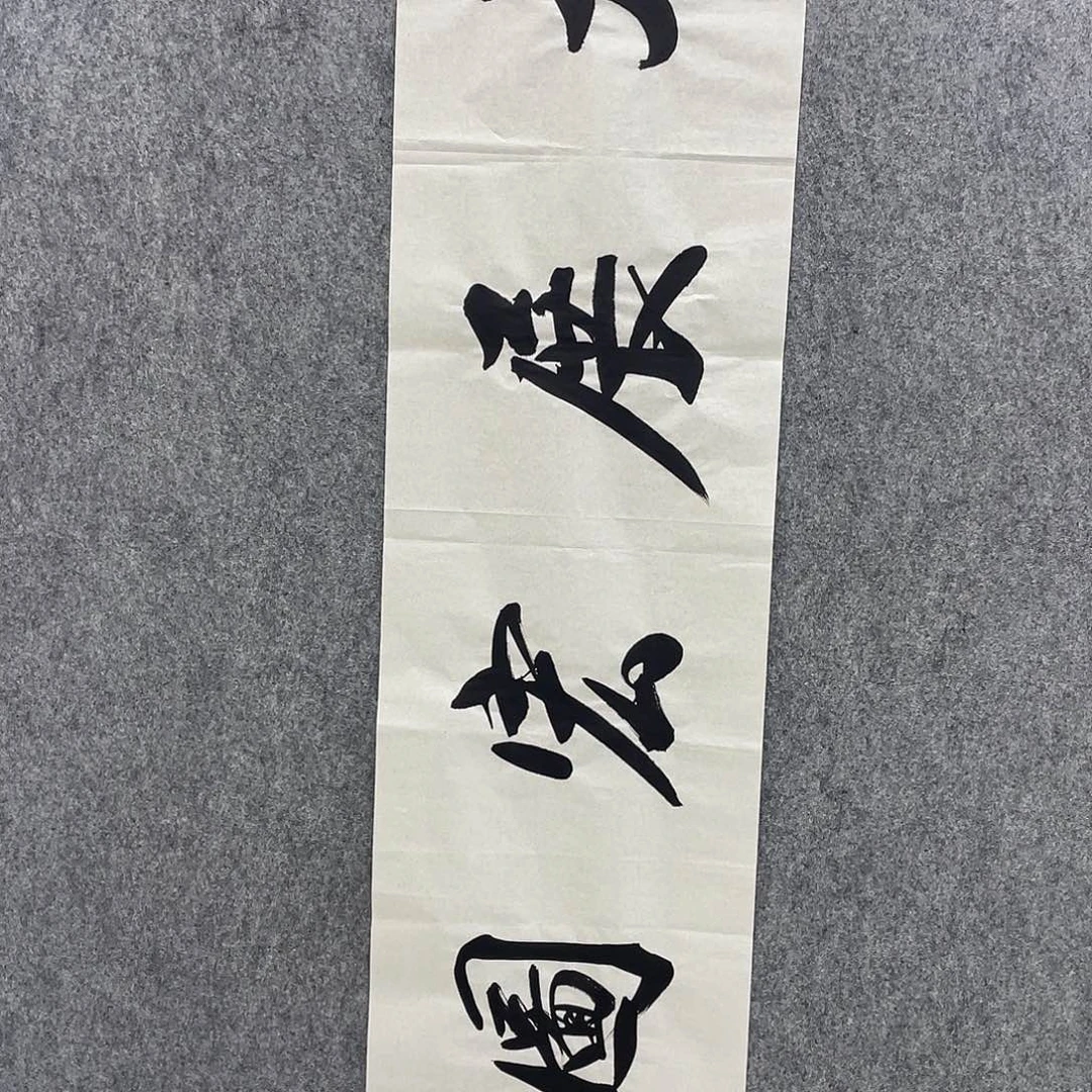 漂亮的小女孩们在火山