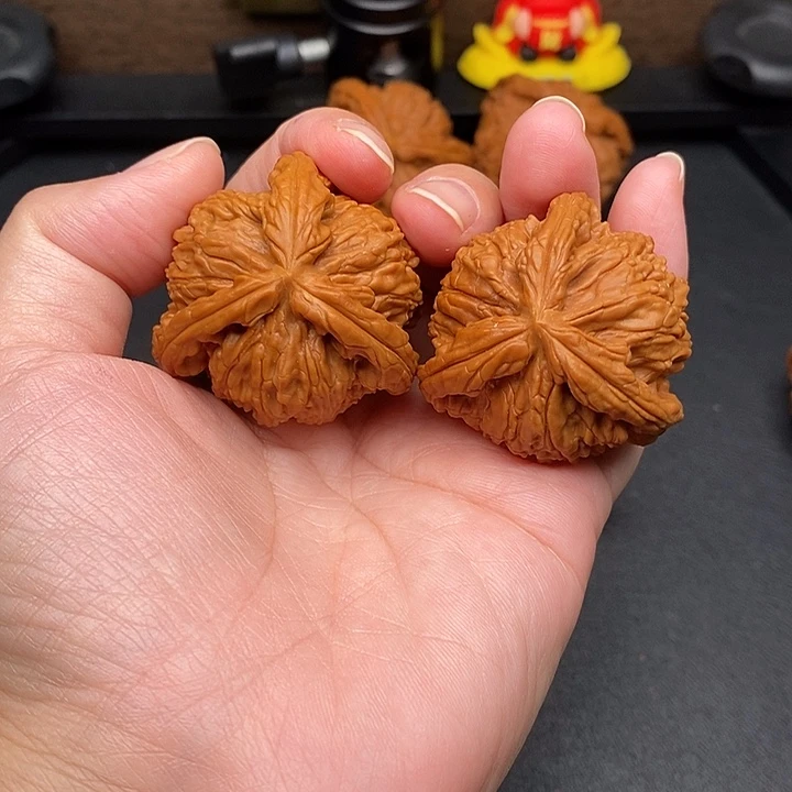 (***）文玩核桃把件白奔