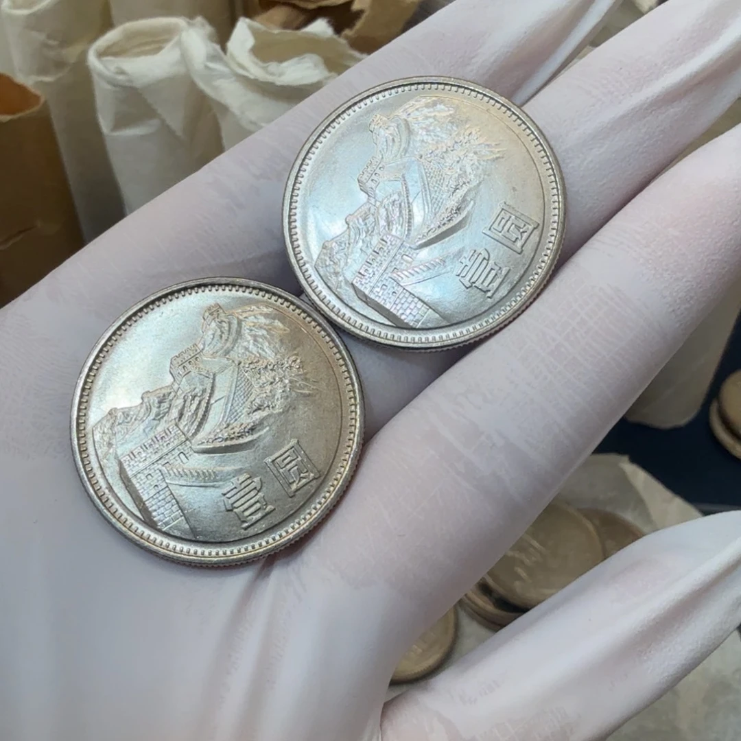 1981长城币黄油光电光纸各一枚