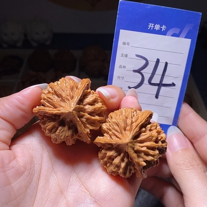 文玩核桃把件三棱野生40左右