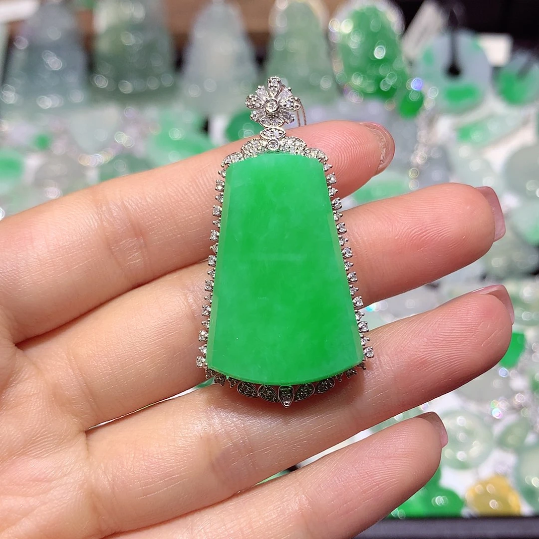 翡翠18K金镶嵌颈饰牌子