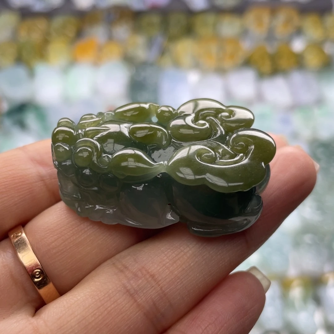 翡翠未镶嵌颈饰貔貅