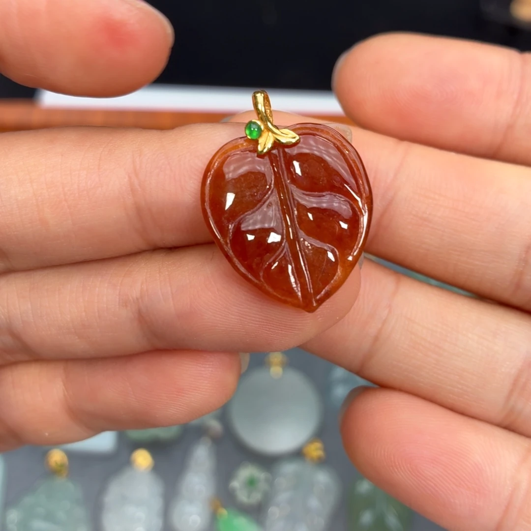 翡翠18K金镶嵌颈饰无烧天然色红翡叶子