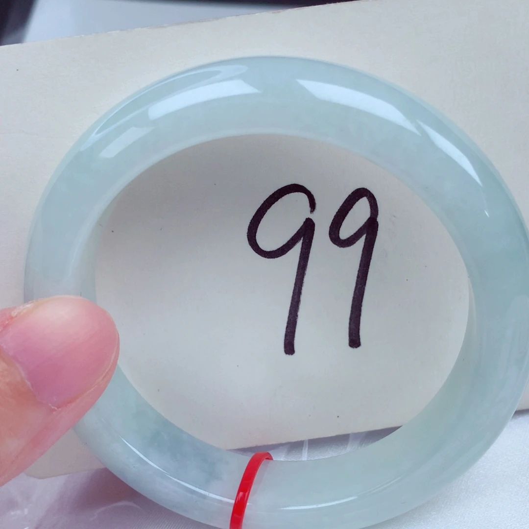 翡翠手镯未镶嵌翡翠