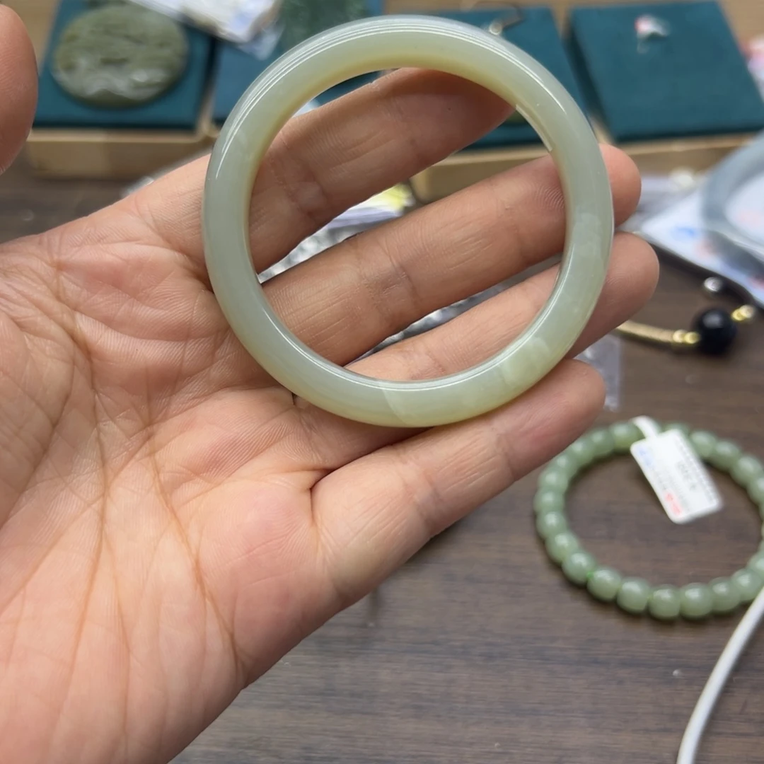 和田玉未镶嵌手镯50.8圈围676瑕