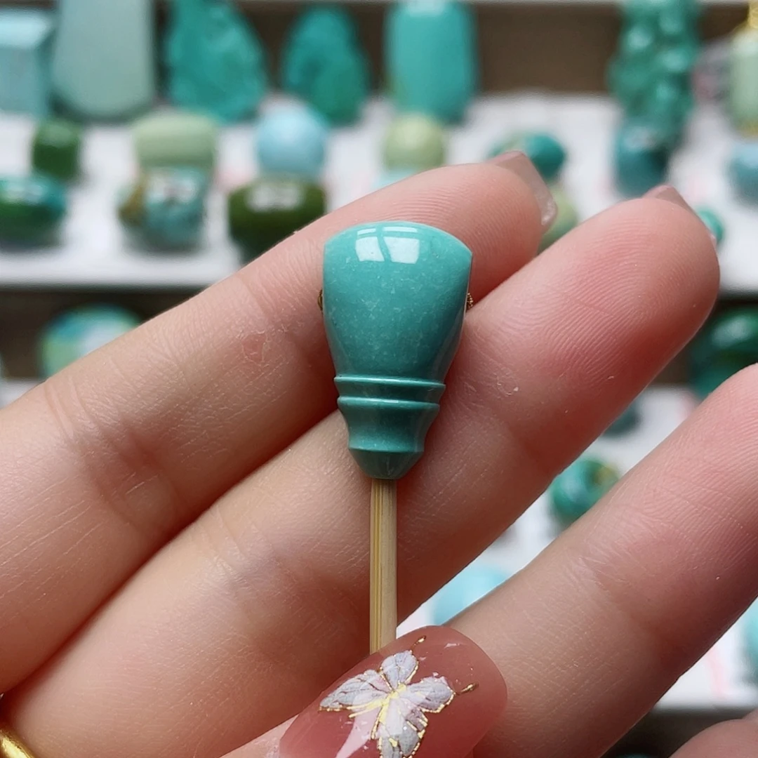 泸***克未镶嵌绿松石挂件