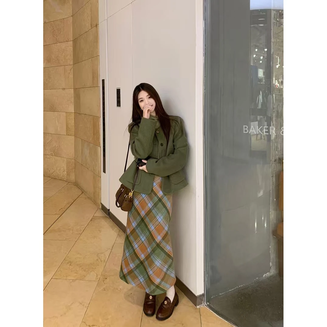 气质套装绿色小香风西装外套长袖T恤女秋季包臀半身裙三件套8221