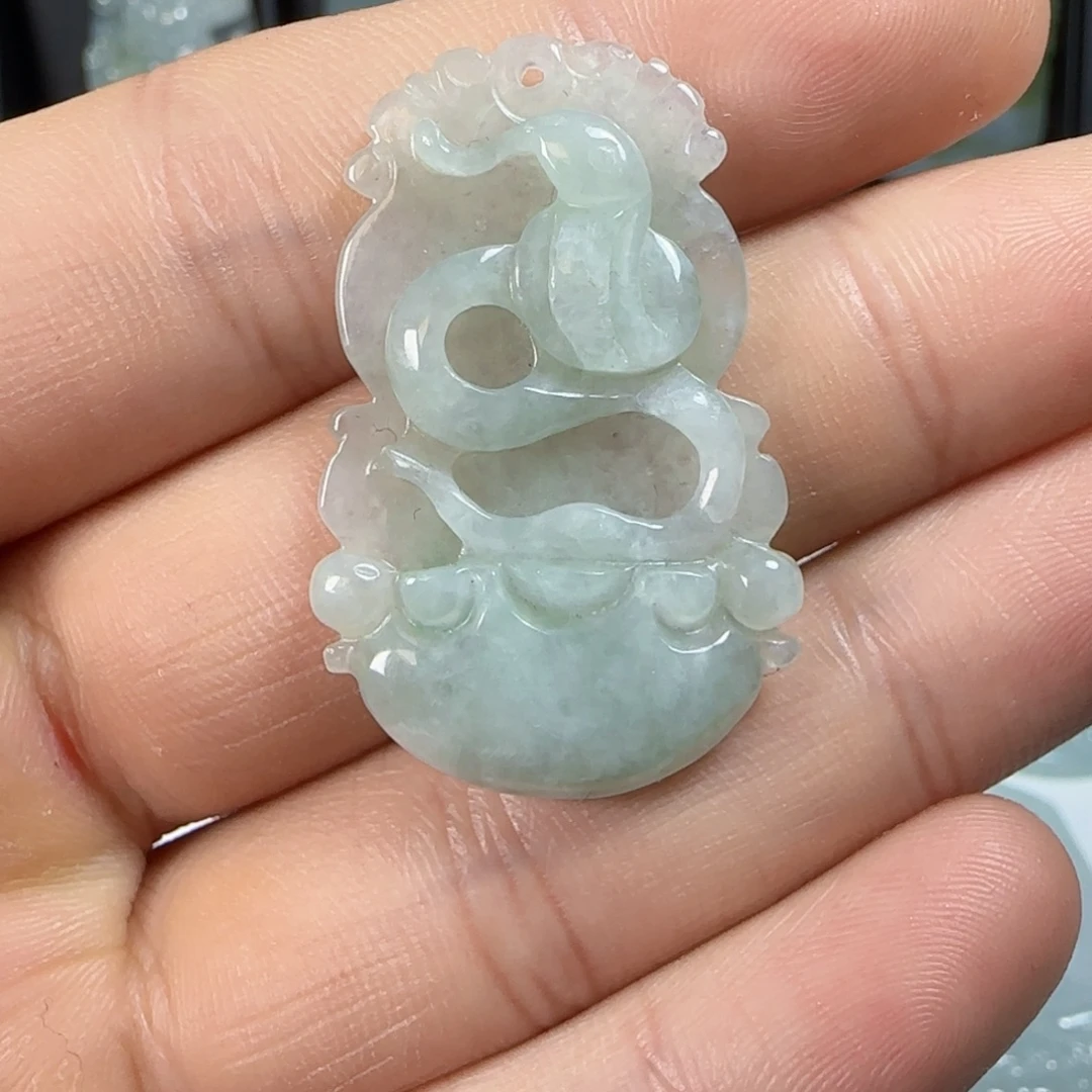 翡翠未镶嵌颈饰蛇牌