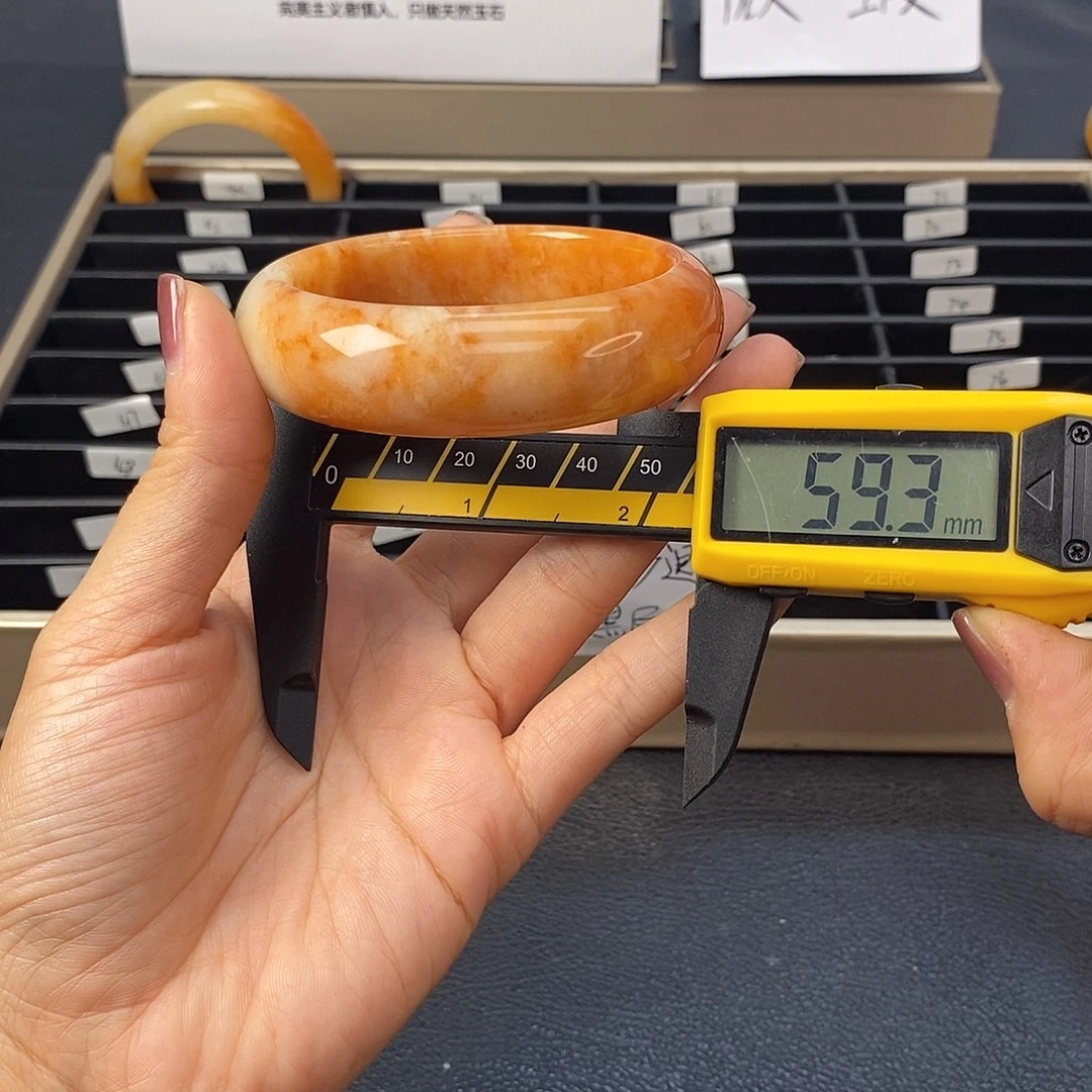 未镶嵌石英质玉（黄龙玉）手镯42号茄子山金沙老油红如血黄龙