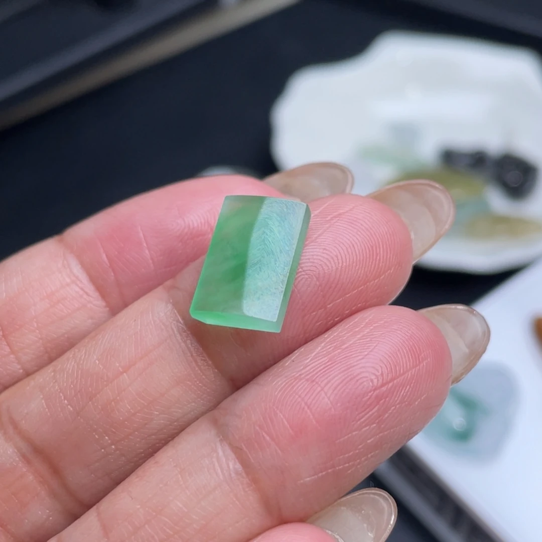 翡翠未镶嵌颈饰无事牌