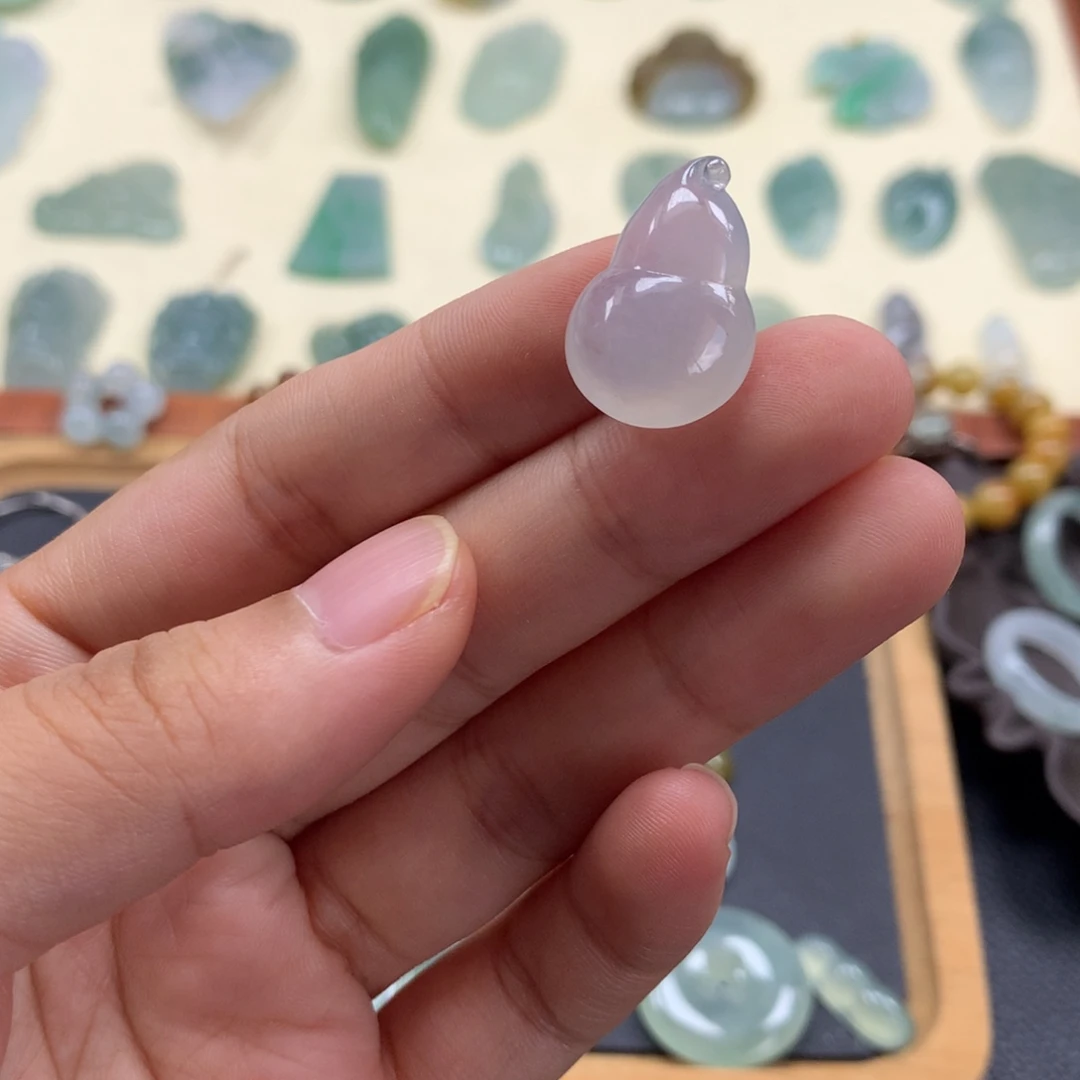 翡翠未镶嵌颈饰葫芦