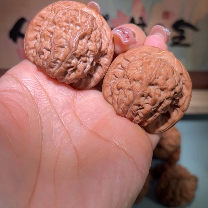 文玩核桃吊坠血麒麟