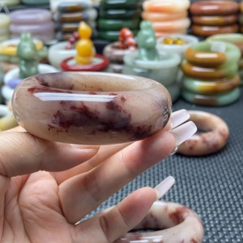 燕***飞合金手镯石英岩玉