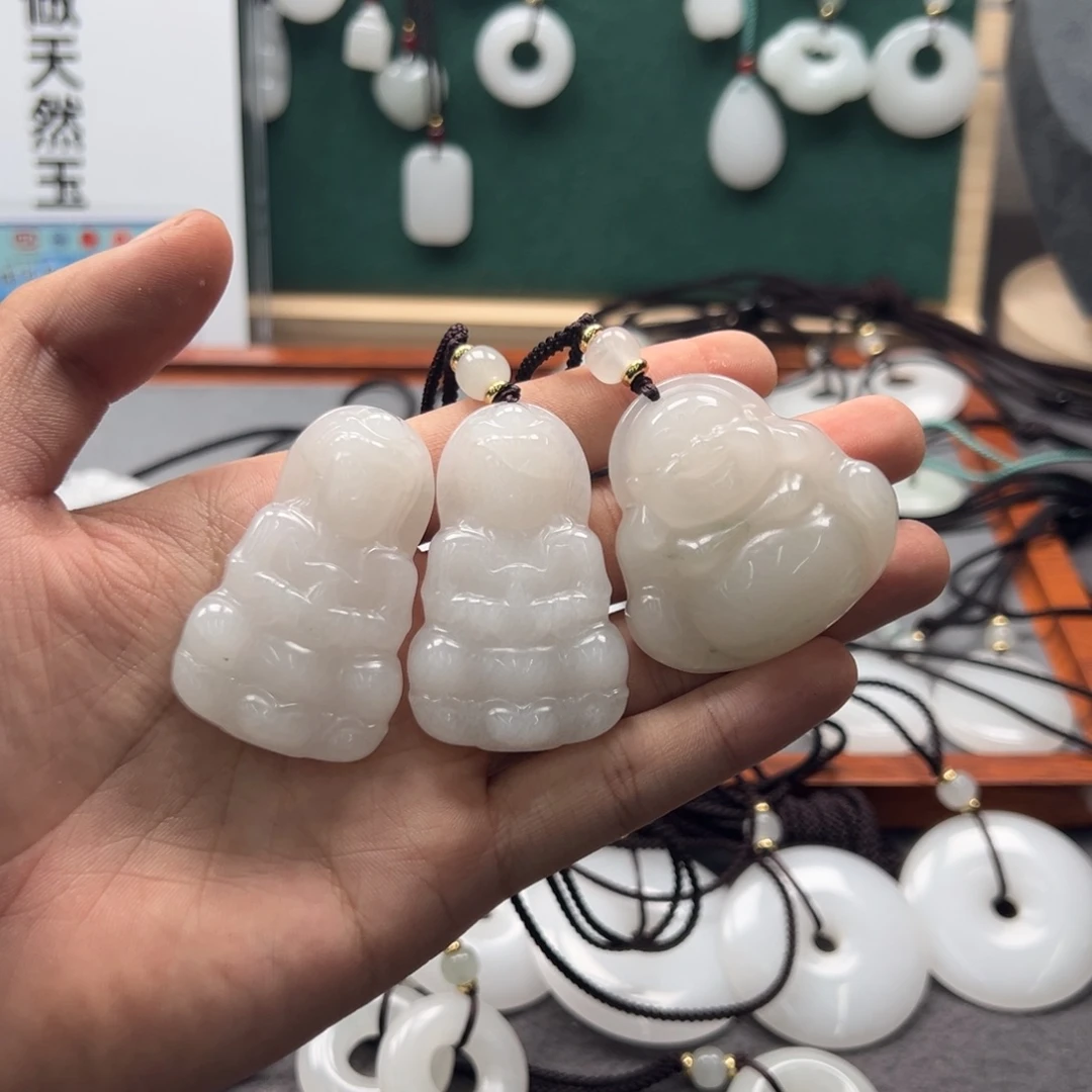 三***石颈饰合金石英质玉（非洲翠）