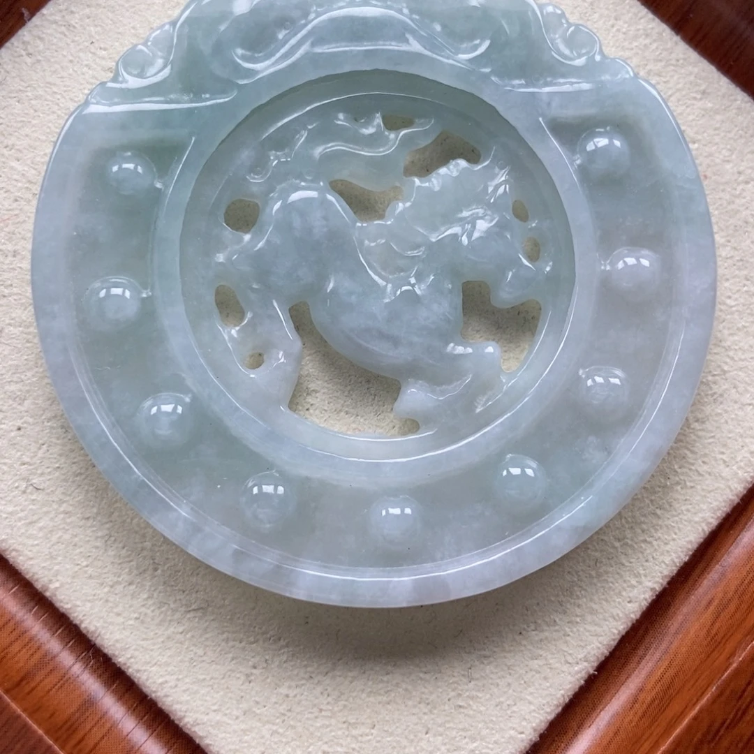 翡翠未镶嵌颈饰马牌