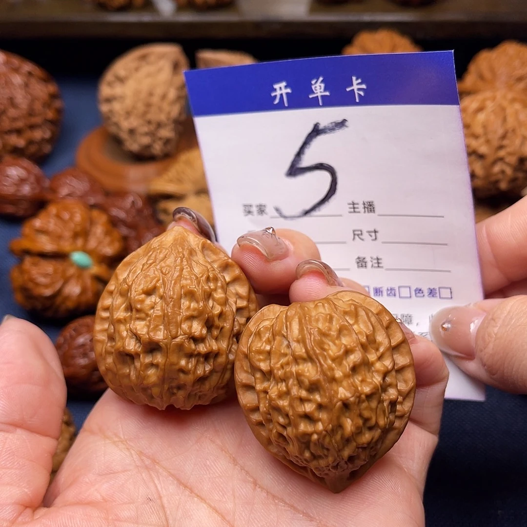 文玩核桃吊坠金牛36