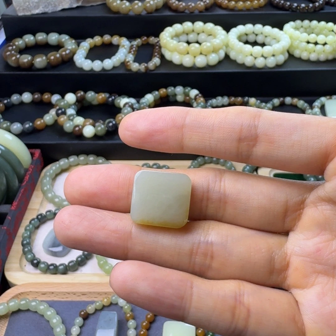 和田玉未镶嵌颈饰宝*燚