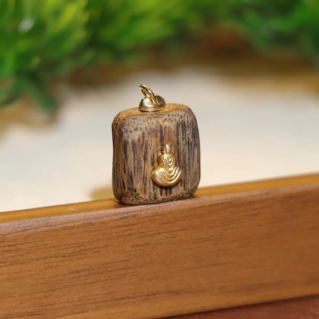 沉香【熊总夫妇】树心油方形牌无相佛沉香吊坠-多样性发一件