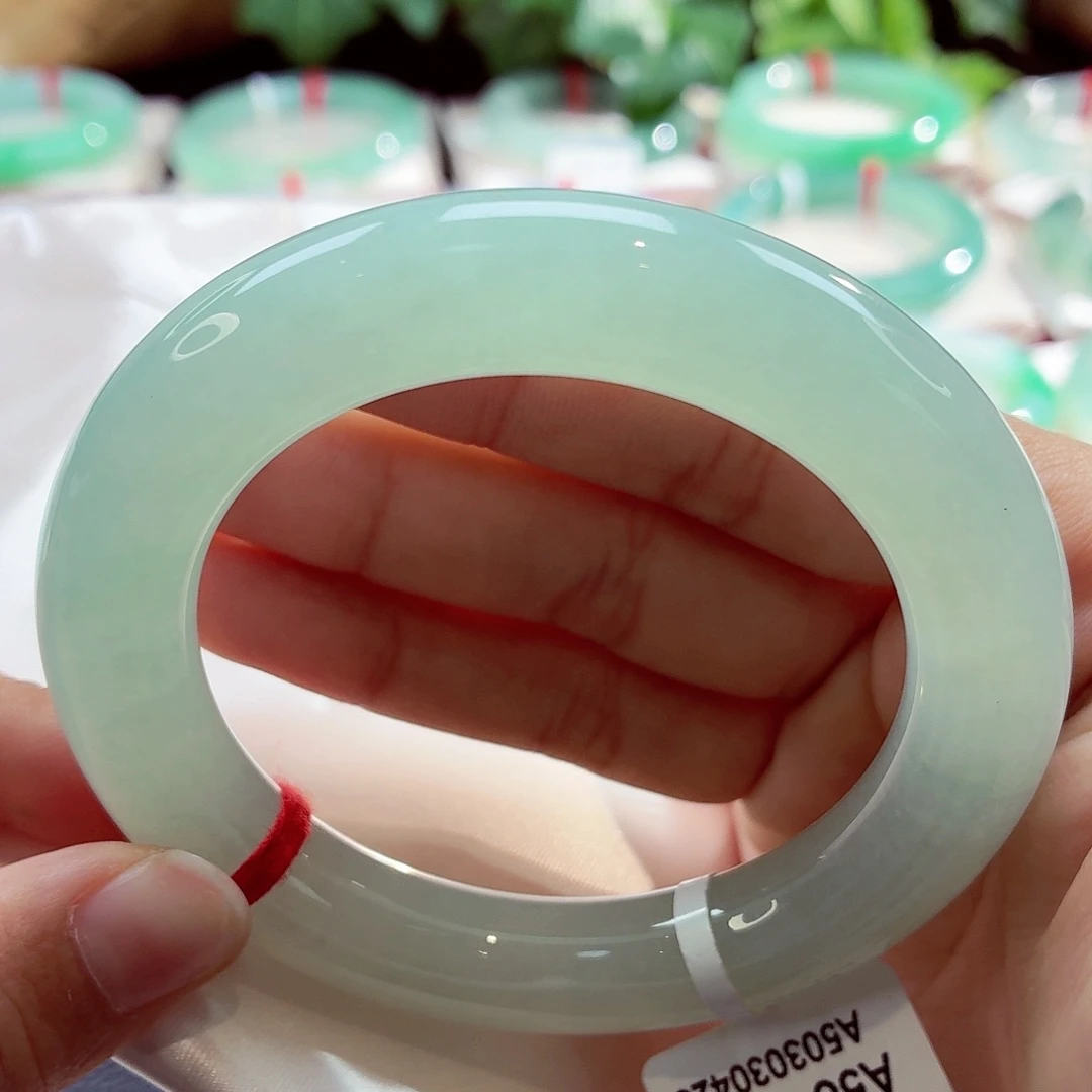 翡翠未镶嵌手镯（圆镯）冰绿葡萄肉68-056