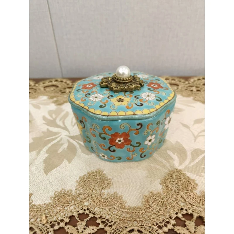 铜配瓷轧道锦地盖盒摆件0159