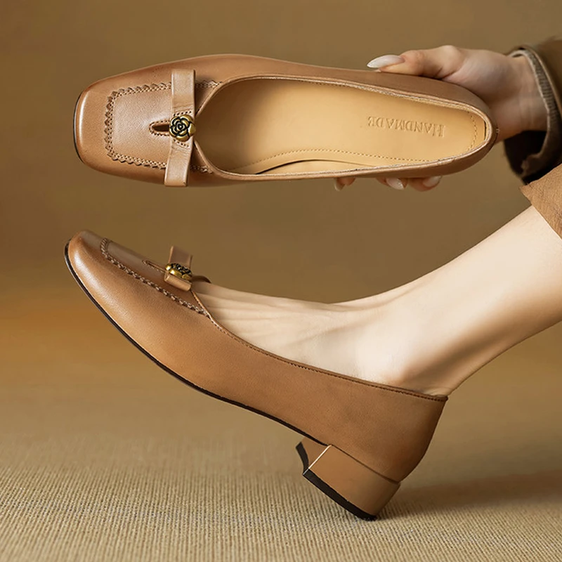 真皮山茶花金属扣中粗跟方头浅口单鞋女百搭小众鞋子蝴蝶结淑女鞋