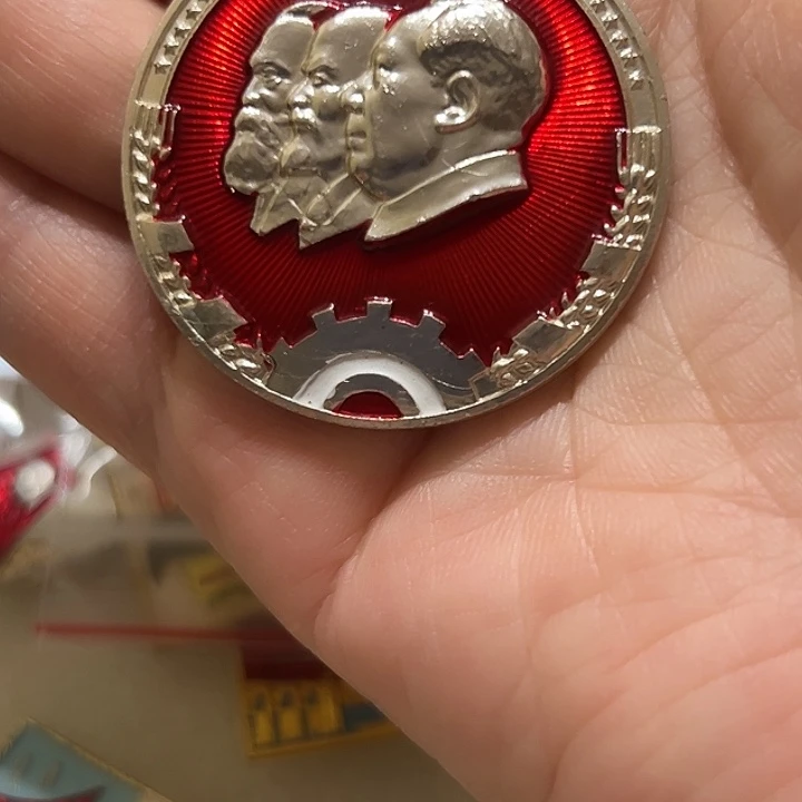 9***S三人头像章伟人……………