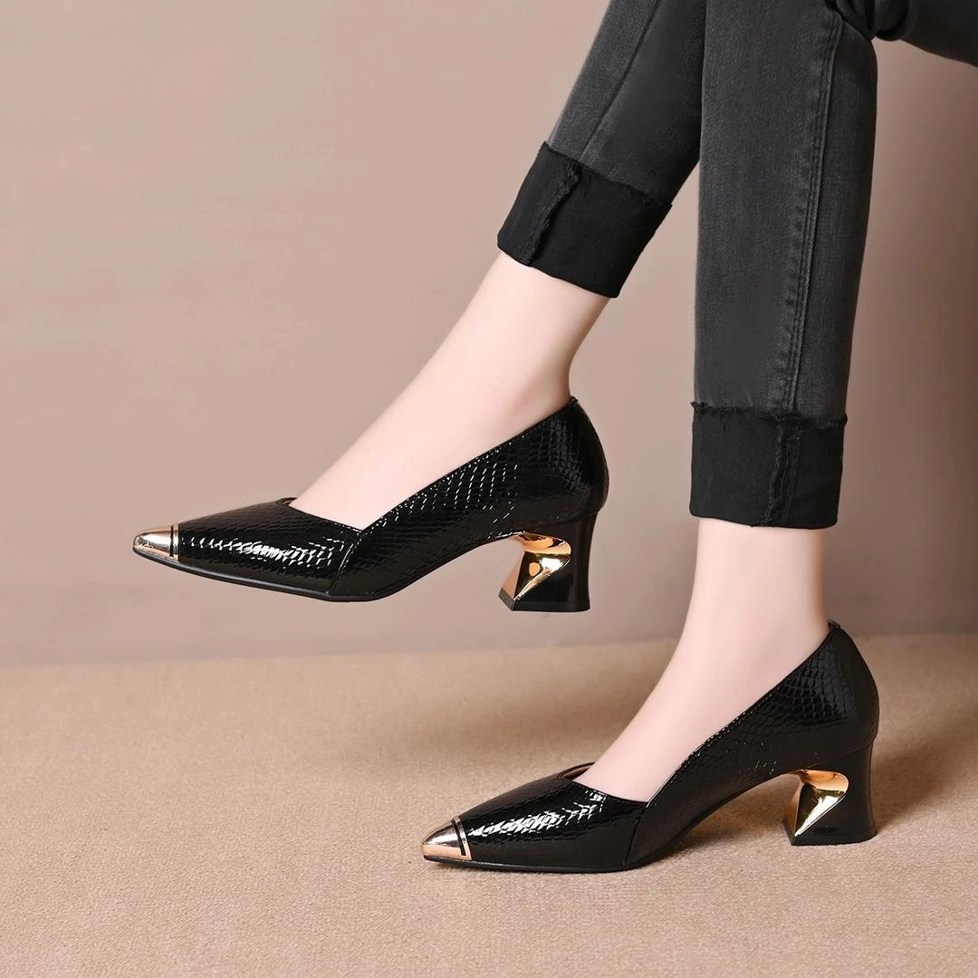 2025春秋新款金属尖头浅口单鞋女法式粗跟百搭舒适软底中跟小皮鞋