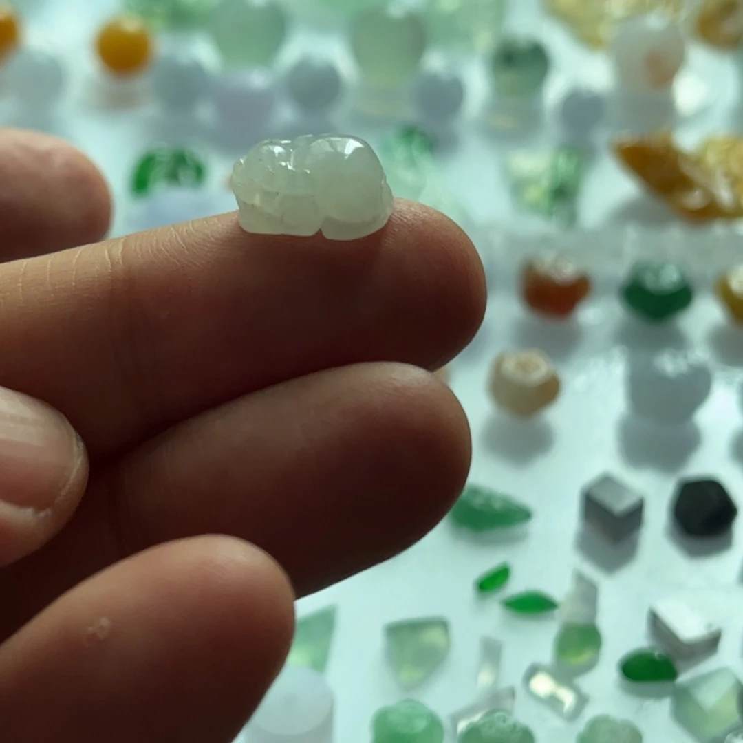 翡翠未镶嵌颈饰貔貅