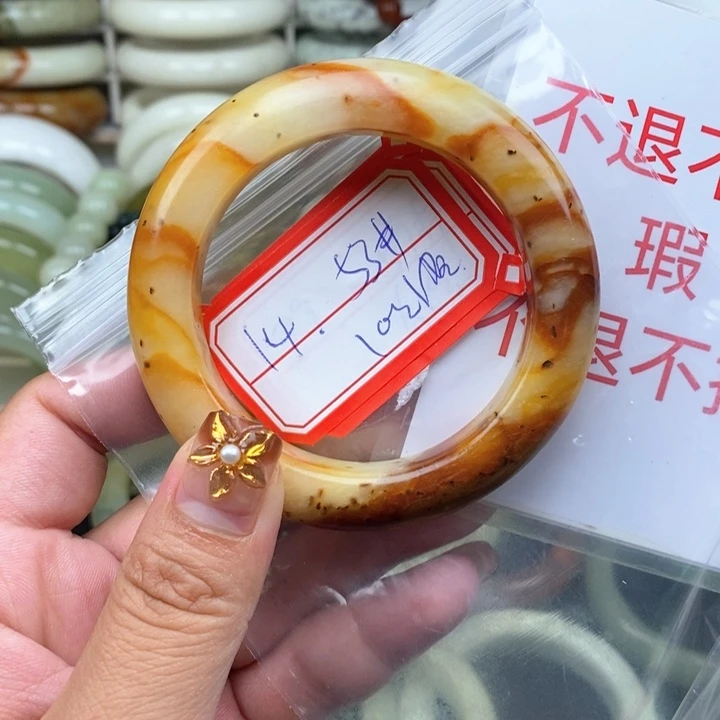 未镶嵌蛇纹石玉颈饰三****?