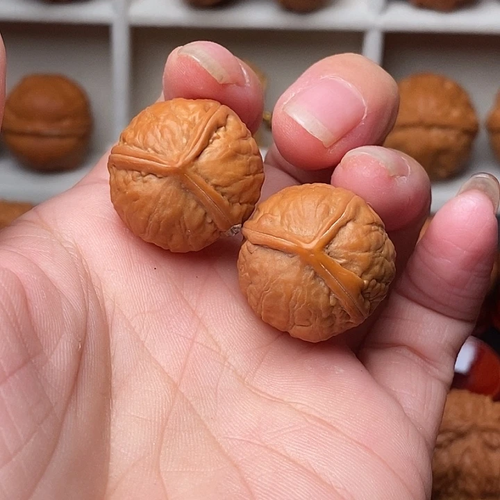 文玩核桃吊坠三棱