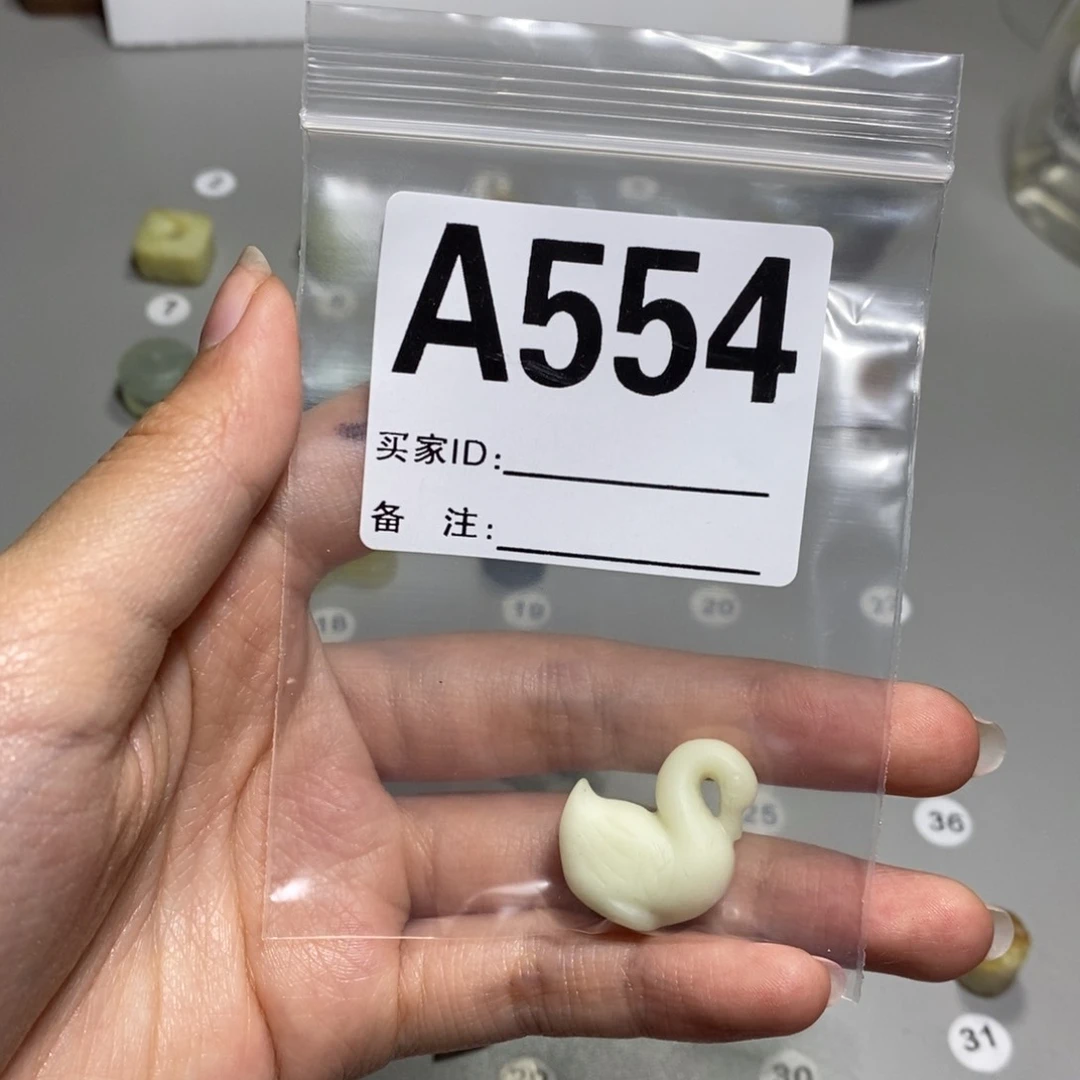 蛇纹石玉未镶嵌颈饰俊**人
