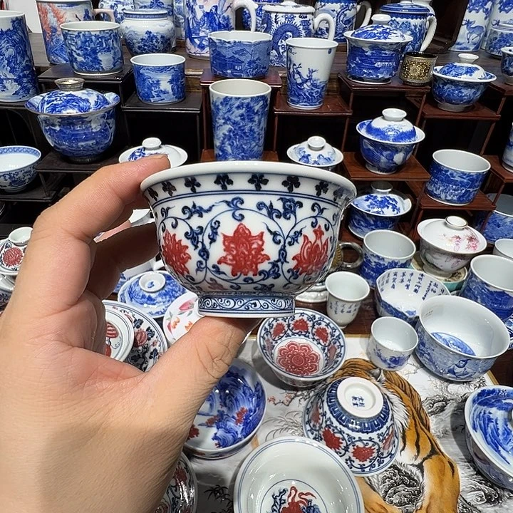 青花釉里红缠枝莲压手杯