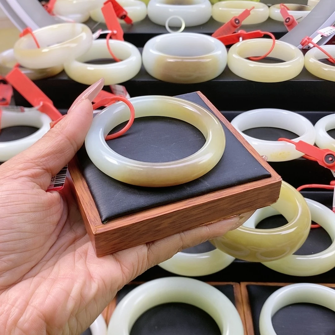 和田玉未镶嵌手镯