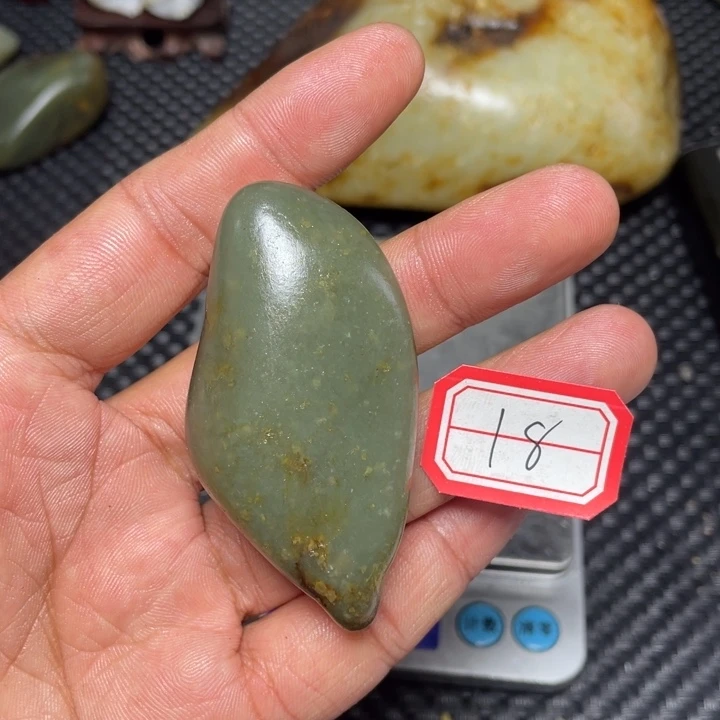 颈饰未镶嵌和田玉18