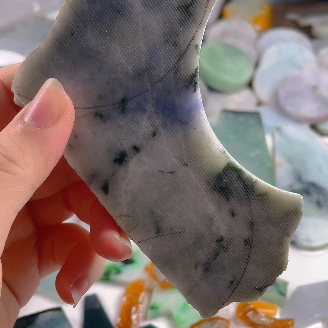 颈饰未镶嵌翡翠。