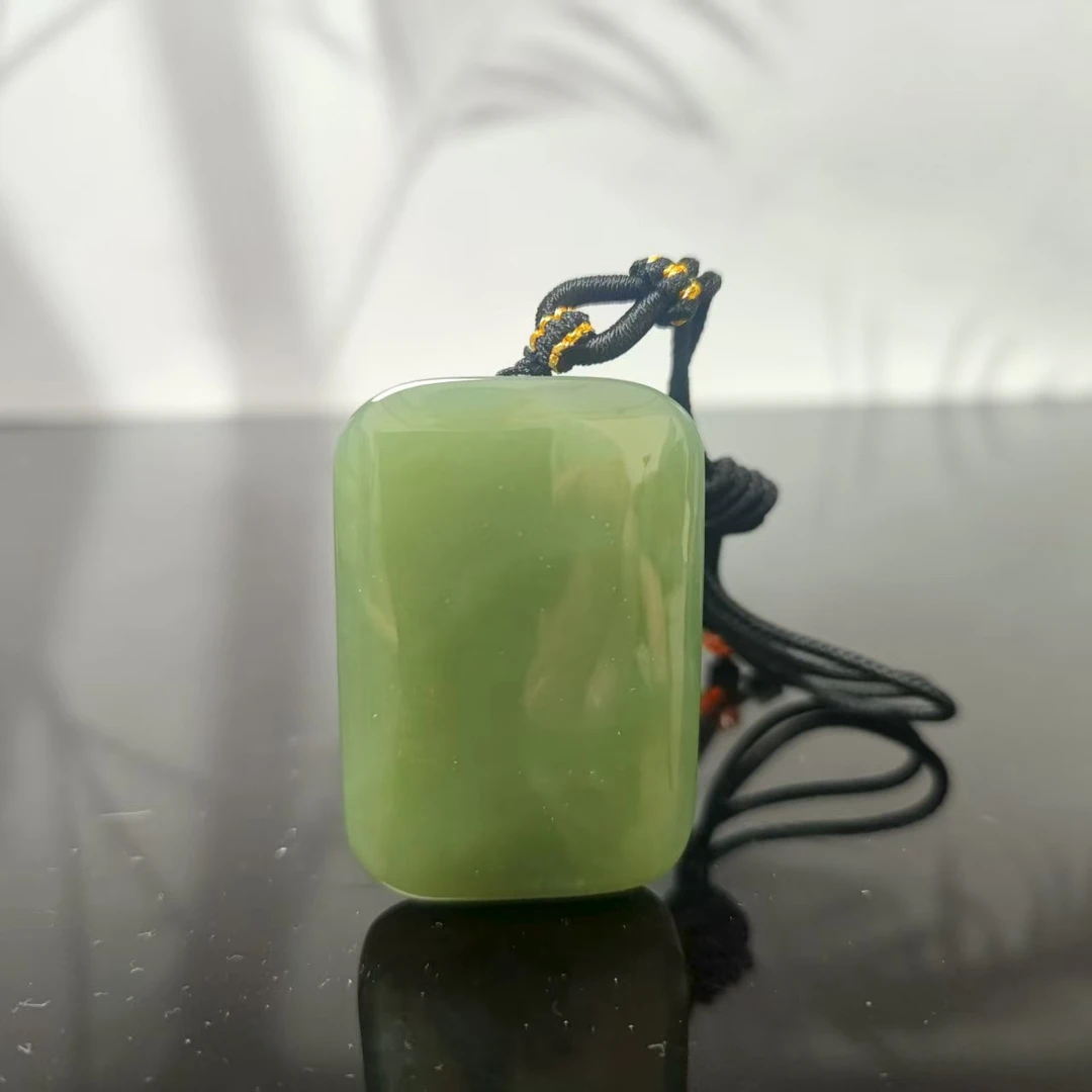 Q和田玉无事牌吊坠0853