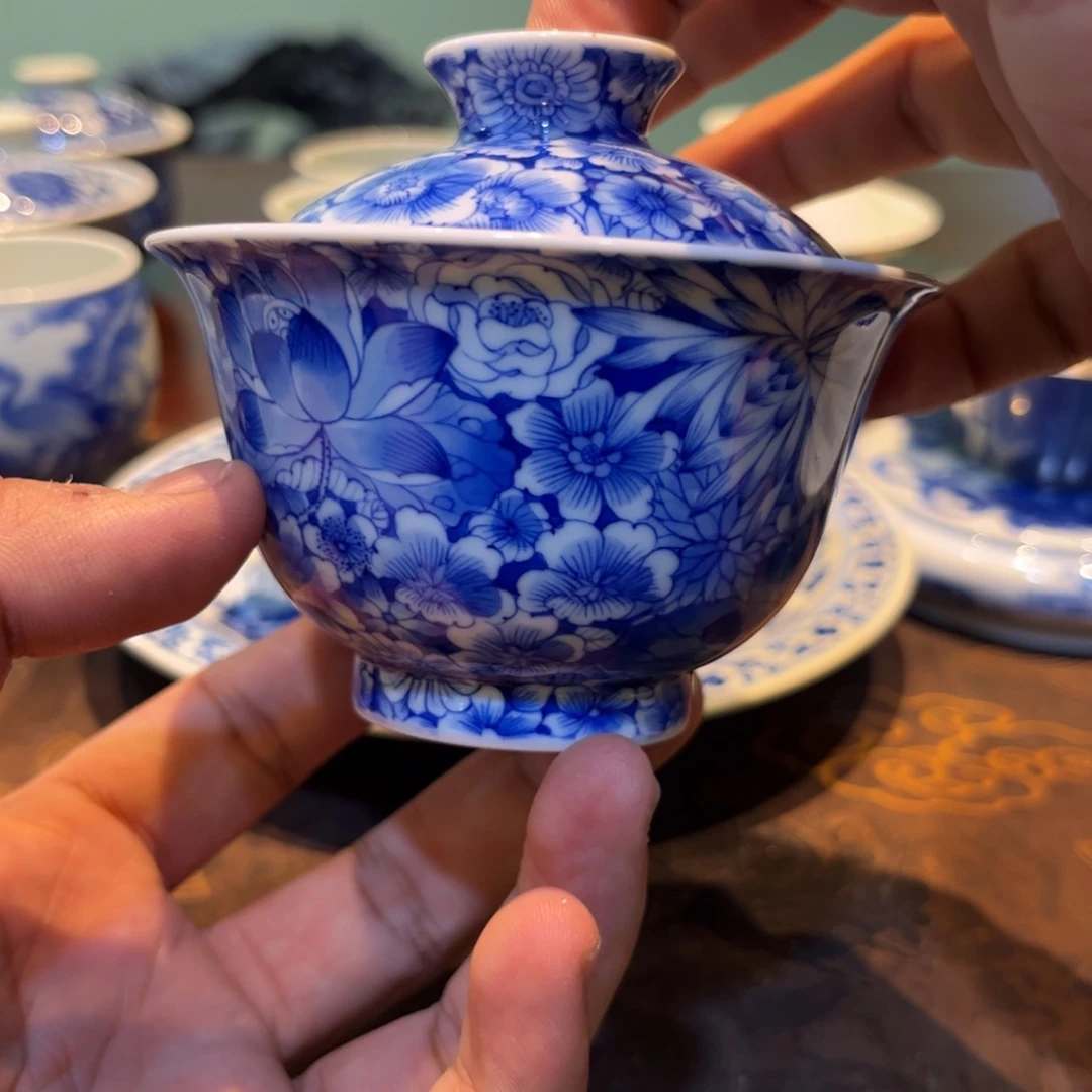 -***行青花万花盖碗一只