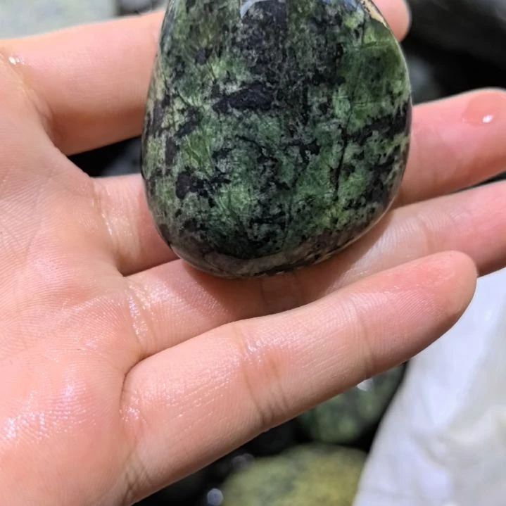 绿***山有机玻璃藏玉药王石原石一个