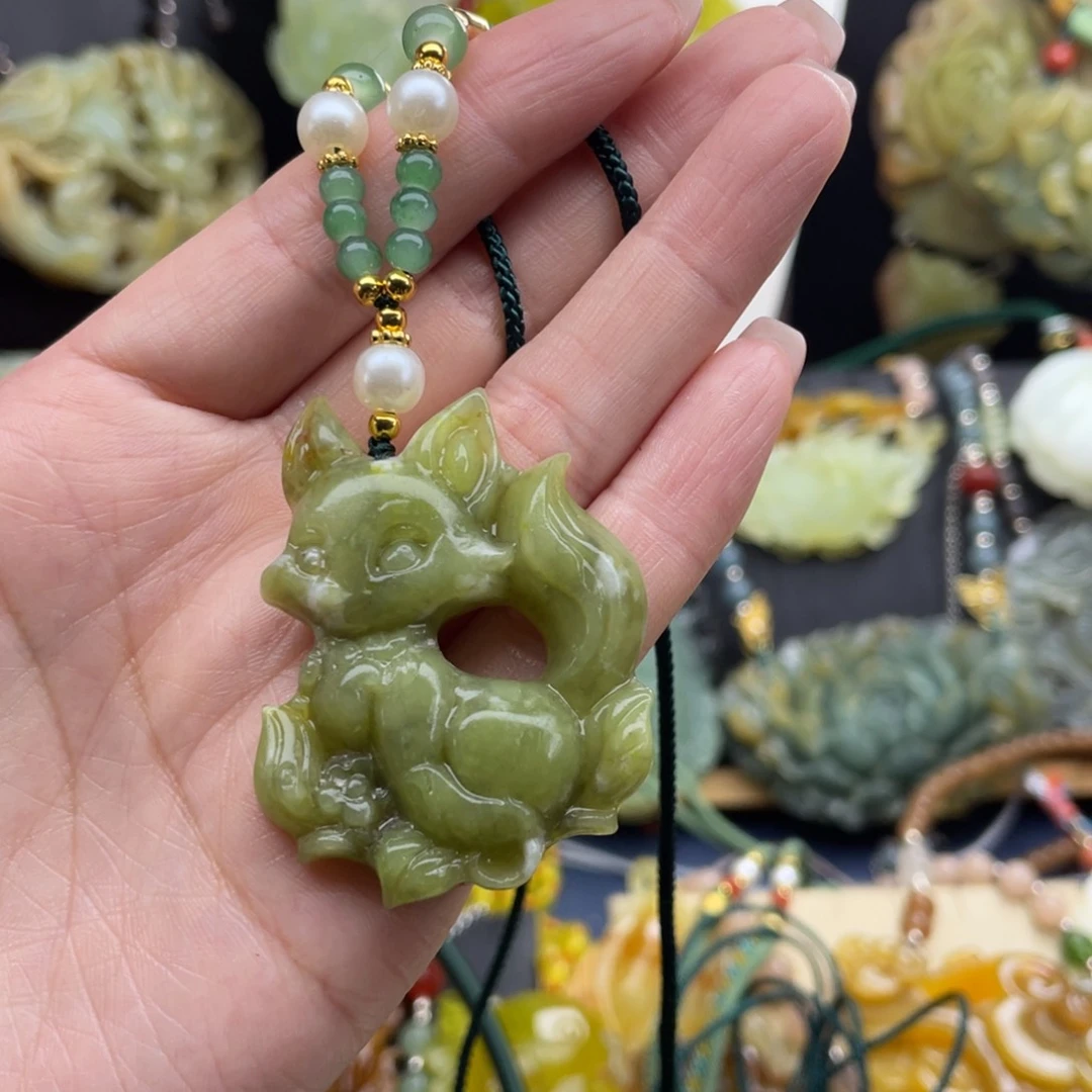 蛇纹石玉未镶嵌颈饰画****)