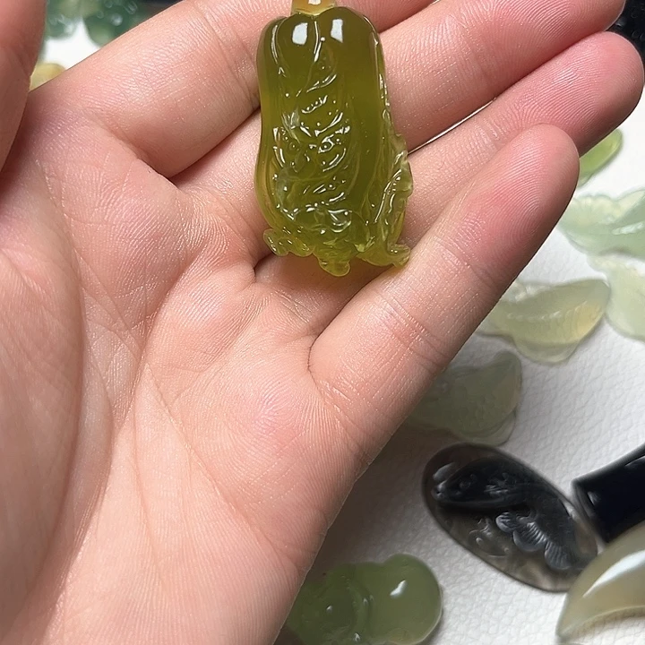 蛇纹石玉颈饰未镶嵌倔***米