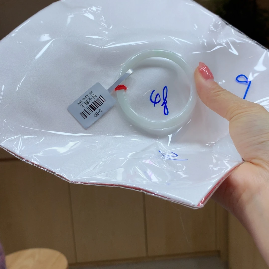 翡翠手镯未镶嵌不退不换