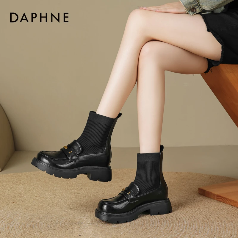 达芙妮黑色英伦风袜靴女2025秋季新款厚底学生亮面乐福鞋通勤短靴