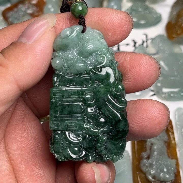 翡翠未镶嵌颈饰八破图