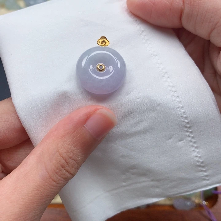 翡翠18K金镶嵌颈饰闪