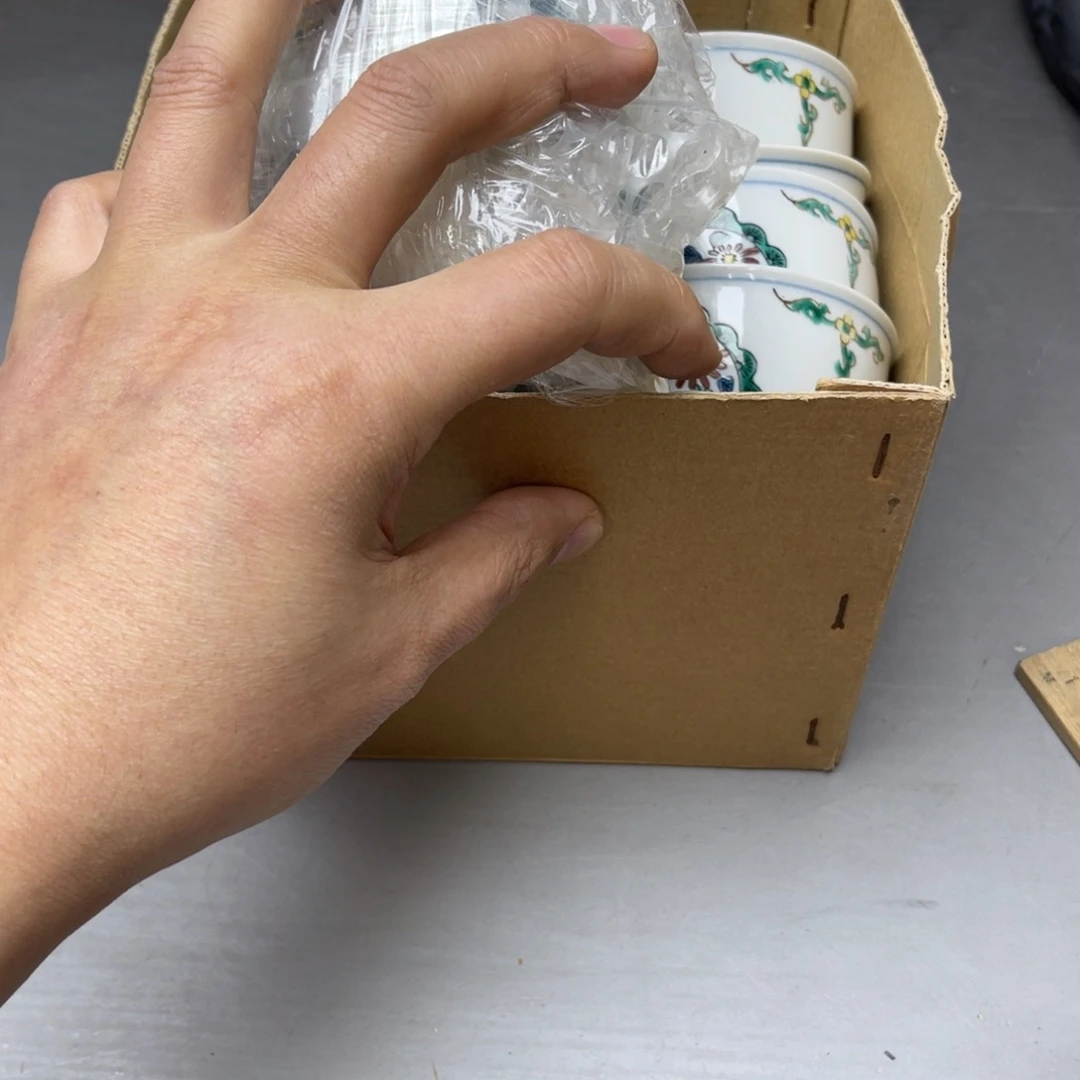 瓷片千***?密密麻麻地排列着一个大