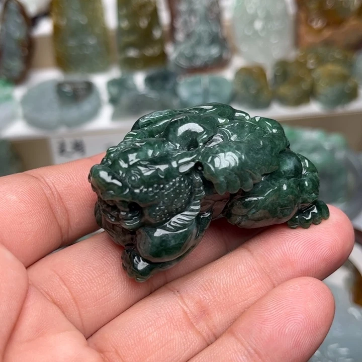 翡翠未镶嵌颈饰飞天貔貅