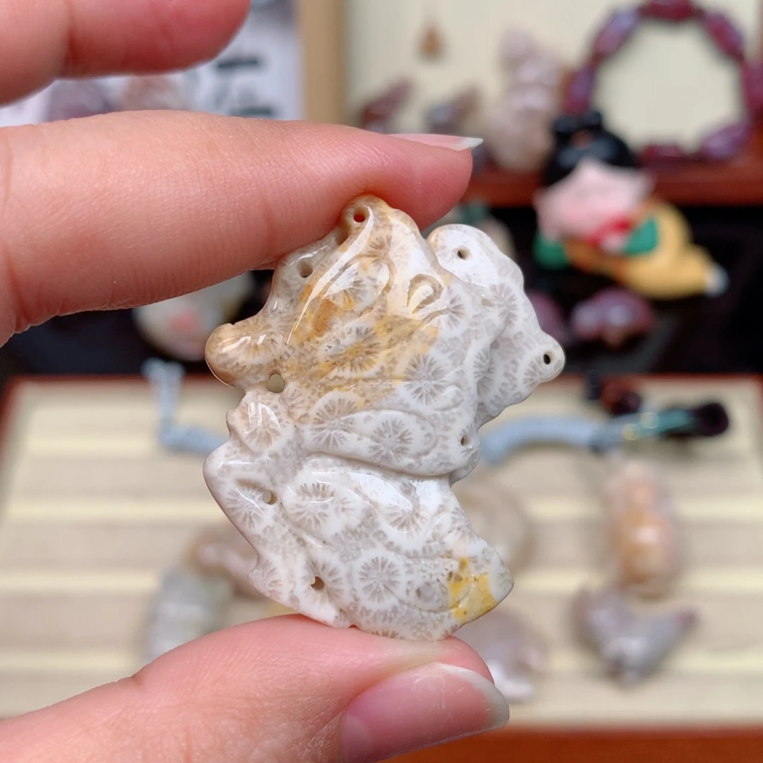 未镶嵌颈饰硅化玉