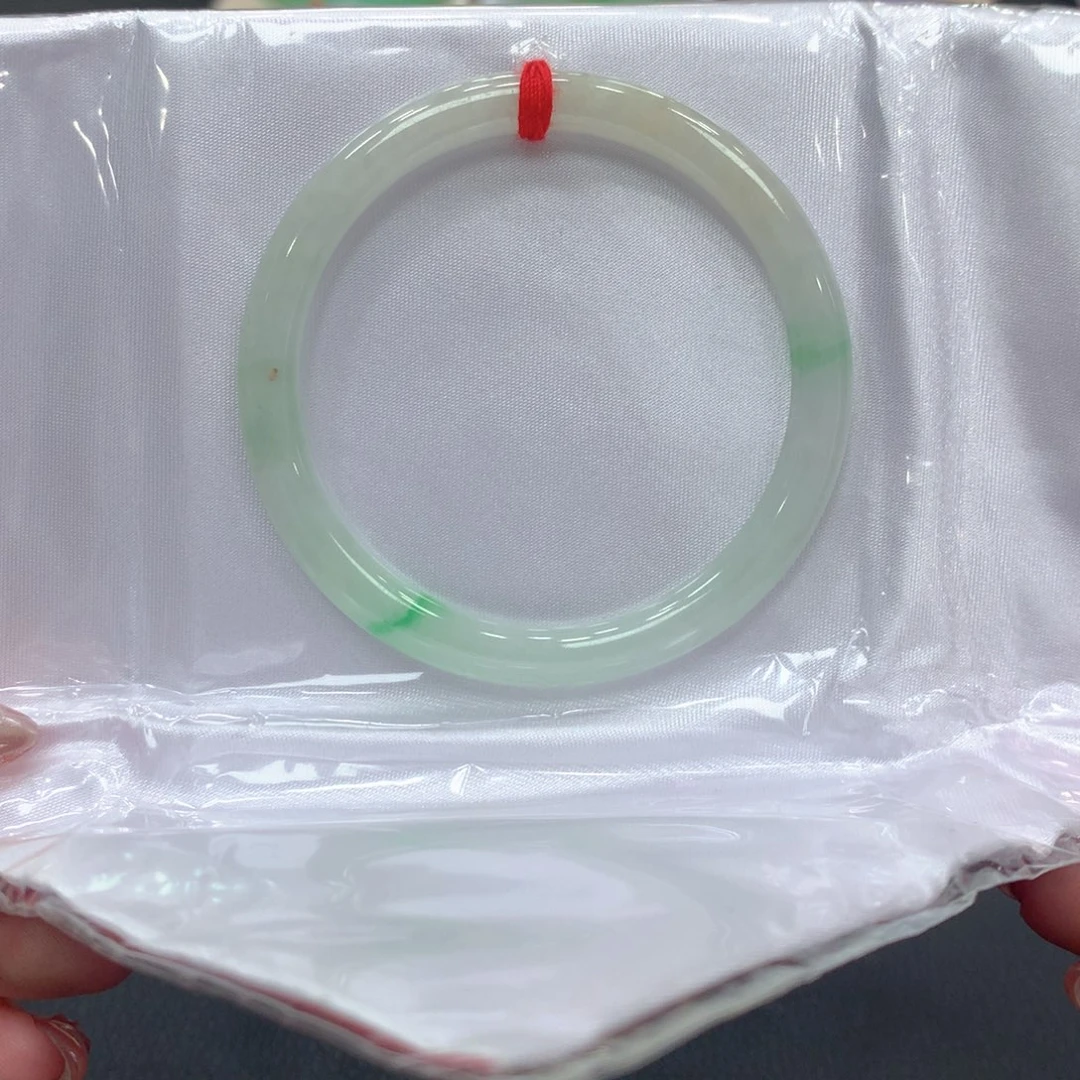 翡翠手镯未镶嵌翡翠