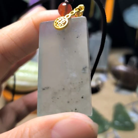 佟***言蛇纹石玉未镶嵌颈饰