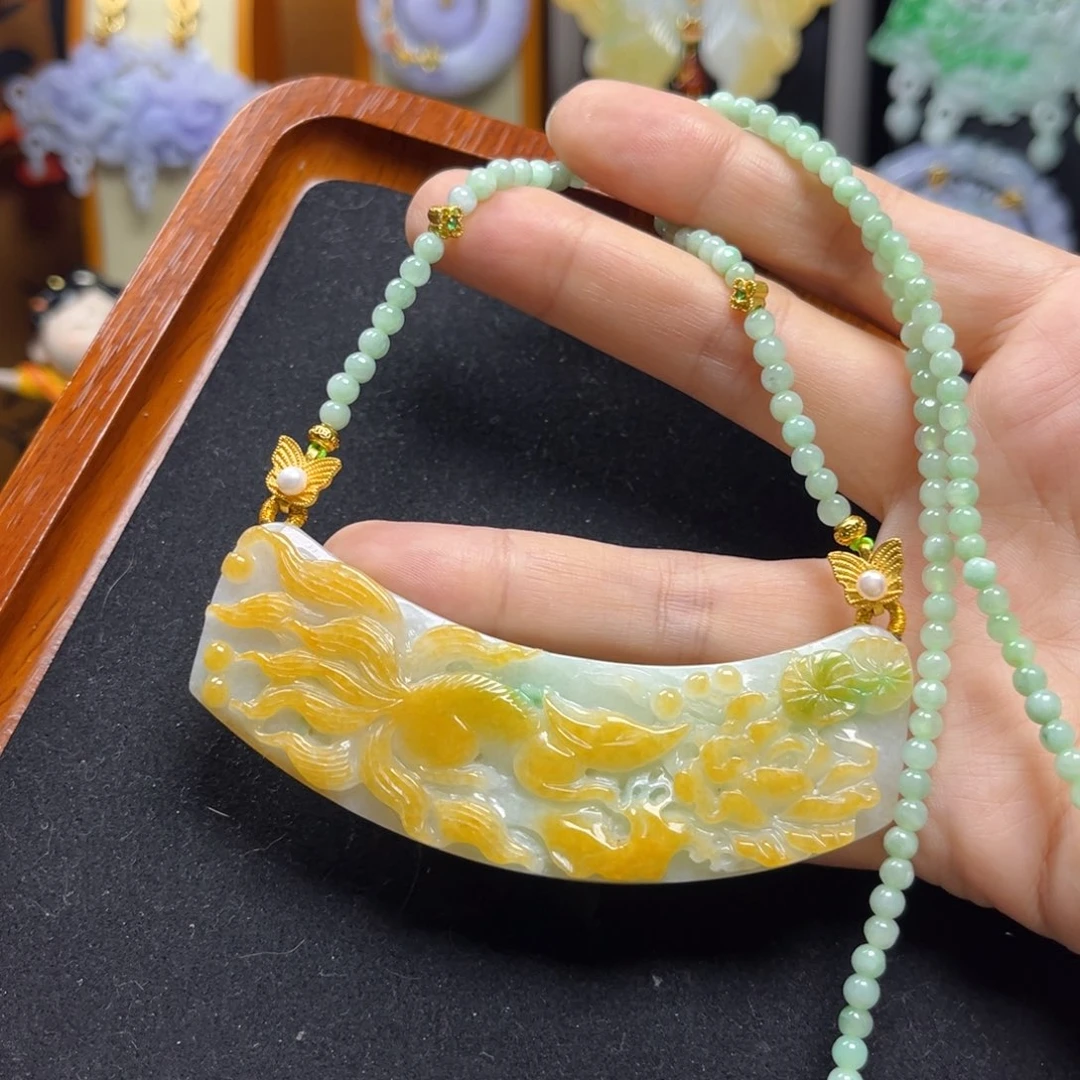 翡翠未镶嵌颈饰九尾狐